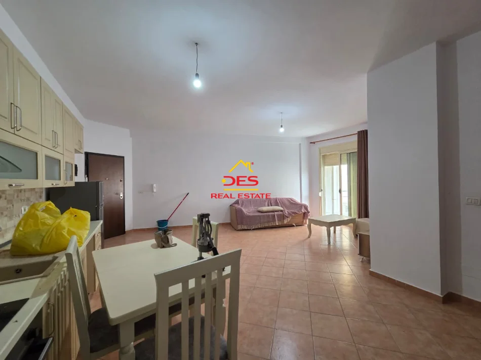 Vlore, jepet me qera apartament 2+1+Ballkon Kati 2, 90 m² 400 € (Rruga Sazani)