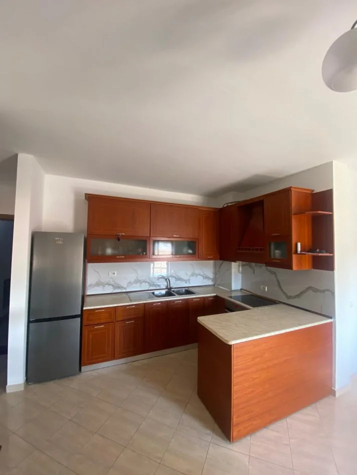 Shqiperi, jepet me qera apartament 1+1 Kati 3, 110 m² 450 € (Pizeri kinostudio)