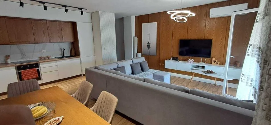 Tirane, shitet apartament 2+1+Ballkon Kati 8, 97 m² 140.000 € (veli dedi)