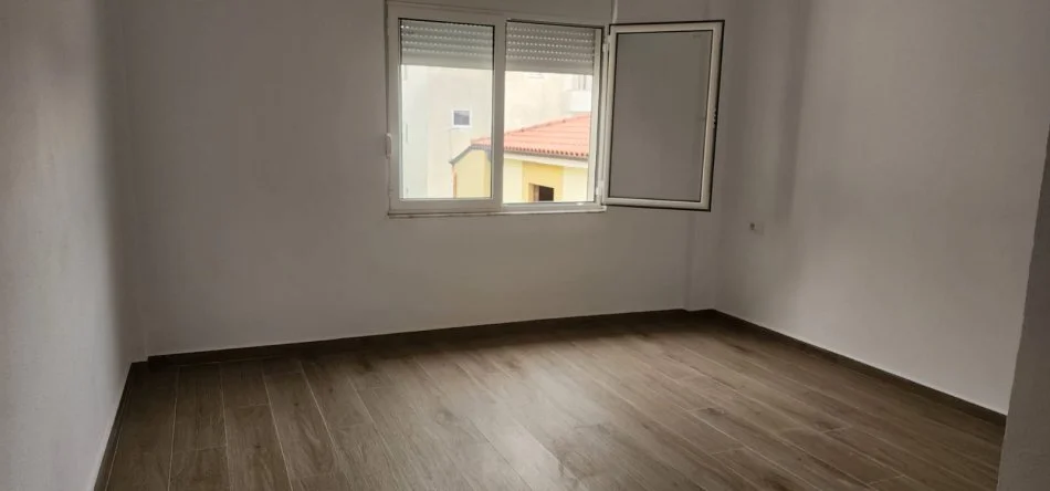 Tirane, jepet me qera apartament 2+1+Ballkon Kati 3, 350 € (Sauk prane Akademis se Policise)