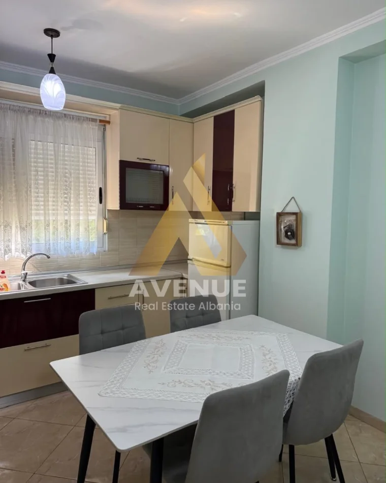 Tirane, jepet me qera apartament 2+1+Ballkon Kati 3, 67 m² 500 € (Bulevardi Bajram Curri)