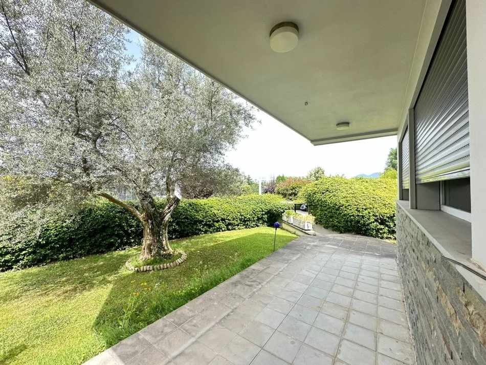 Tirane, shes Vile 3+1+Aneks+Ballkon , 475 m² (long Hill , TEG)