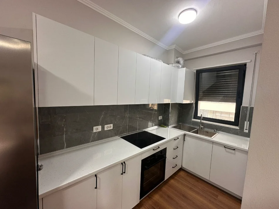 Tirane, jepet me qera apartament 2+1+Aneks+Ballkon Kati 2, 100 m² 900 € (rruga e durresit)