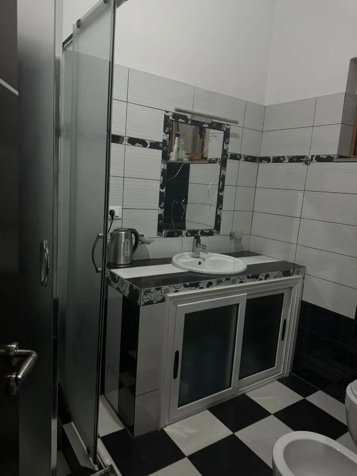 Tirane, jepet me qera apartament 3+1 Kati 2, 160 m² 400 € 