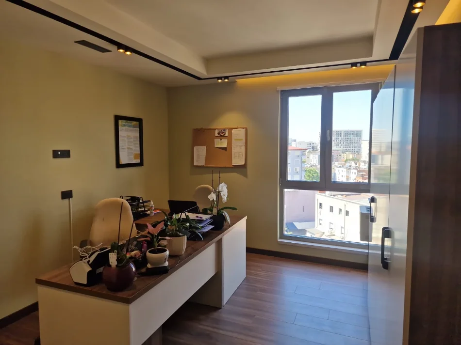 Tirane, jepet me qera zyre Kati 8, 110 m² 1.800 € (rruga e kavajes)