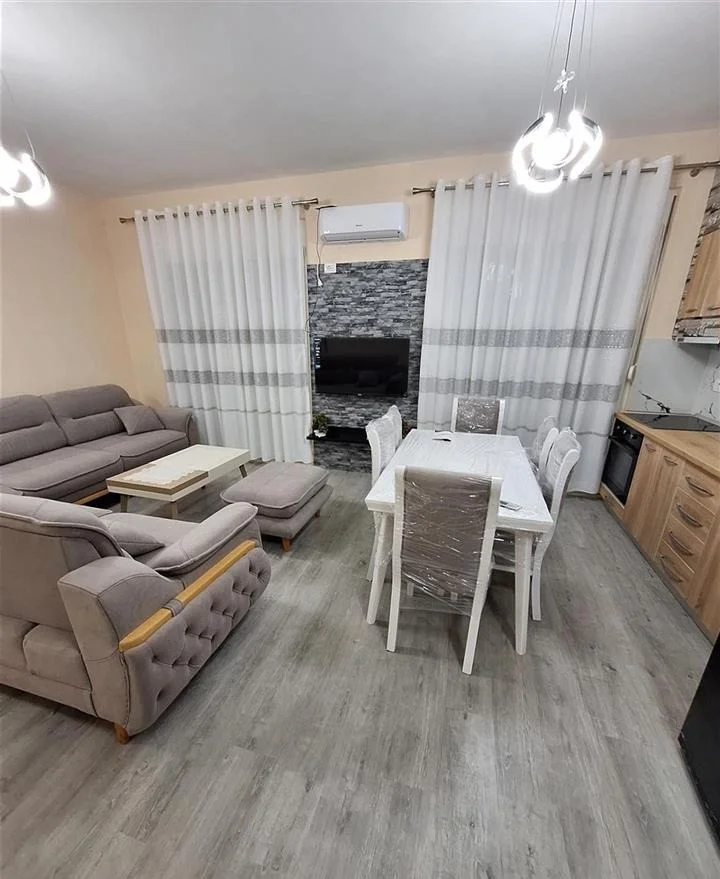 Tirane, jepet me qera apartament 2+1+Ballkon Kati 2, 120 m² 500 € (rruga 5 Maj)