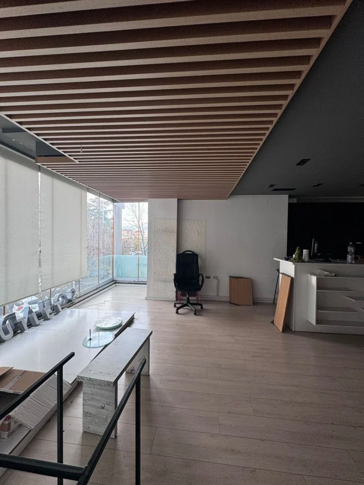 Tirane, jepet me qera ambjent biznesi Kati 2, 140 m² 1.200 € (rruga Muhamed Gjollesha)