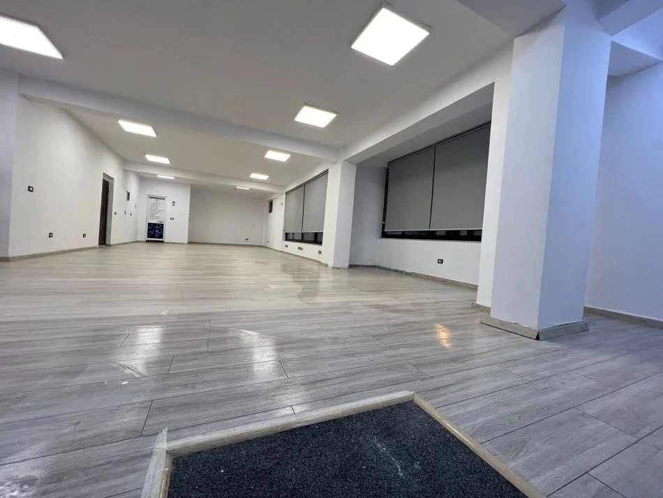 Tirane, jepet me qera ambjent biznesi Kati 0, 120 m² 1.500 € (Rruga e Durresit)