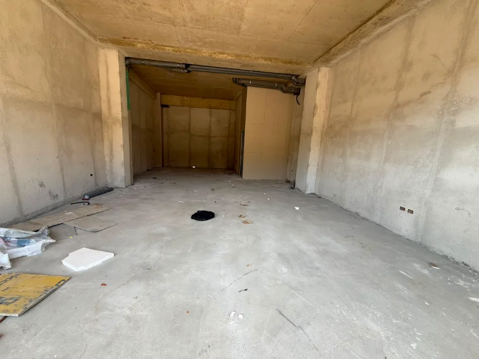 Tirane, jepet me qera dyqan Kati 0, 83 m² 2.500 € (Kinostudio)