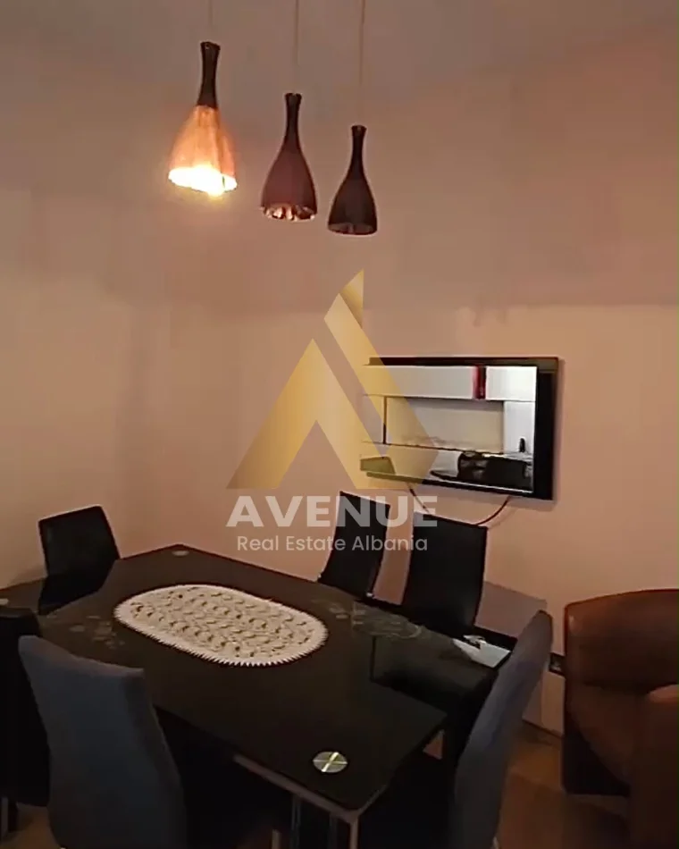 Tirane, jepet me qera apartament 2+1+Ballkon Kati 7, 110 m² 600 € (Rruga e Dibres)