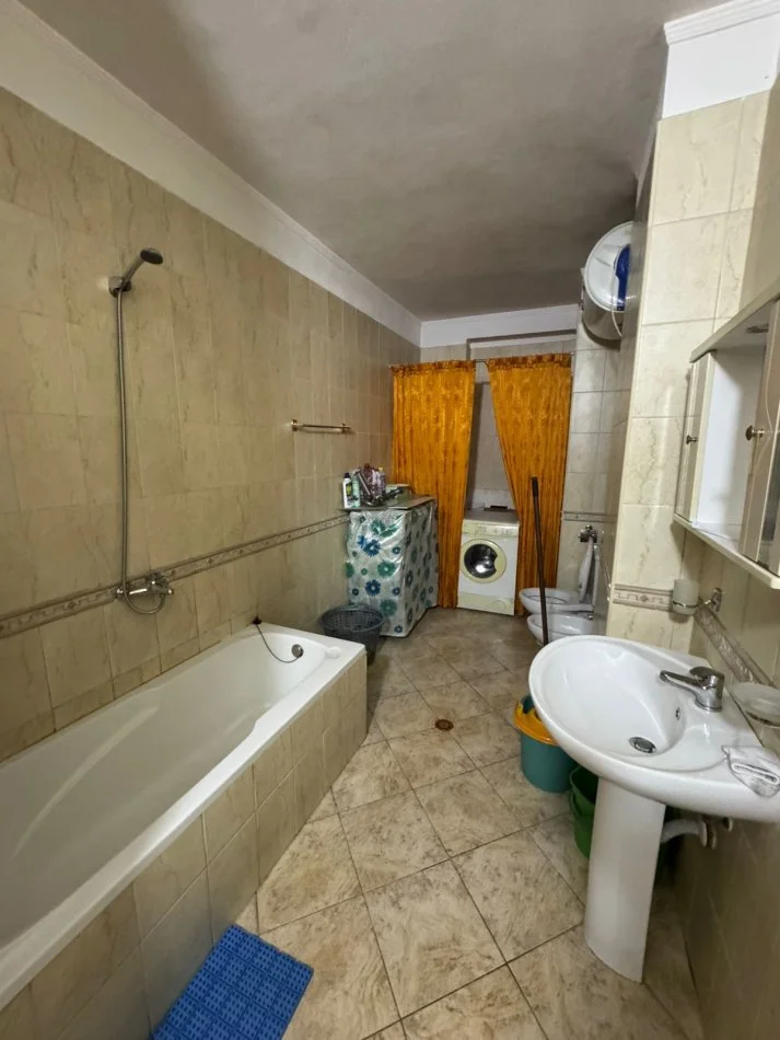 Tirane, jepet me qera apartament 2+1+Ballkon Kati 4, 130 m² 700 € 