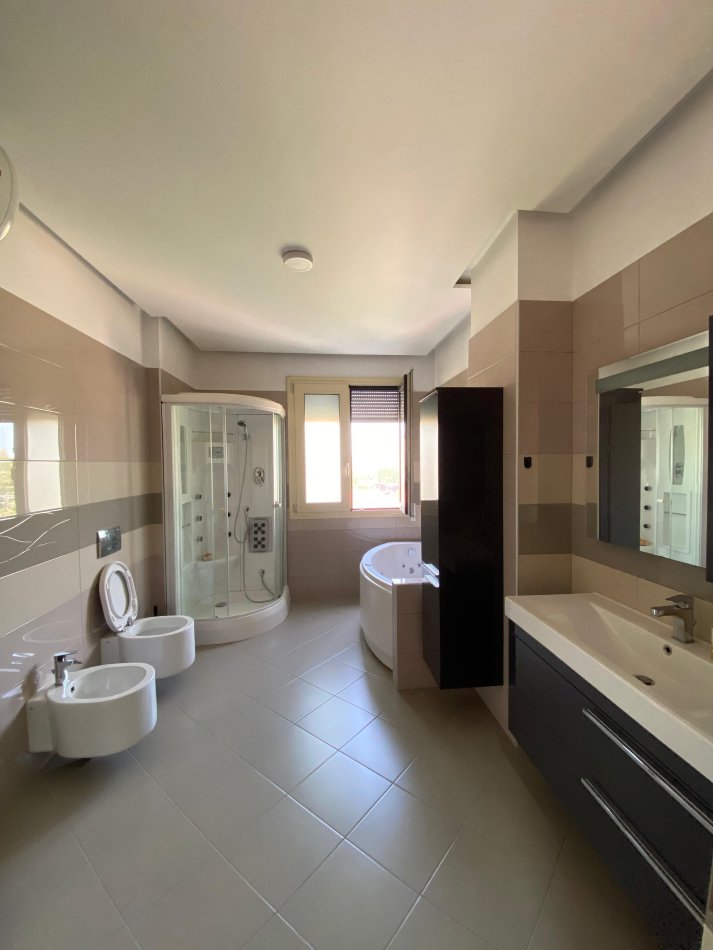 Tirane, jepet me qera zyre Kati 4, 163 m² 1.500 € (Stadiumi Dinamo)