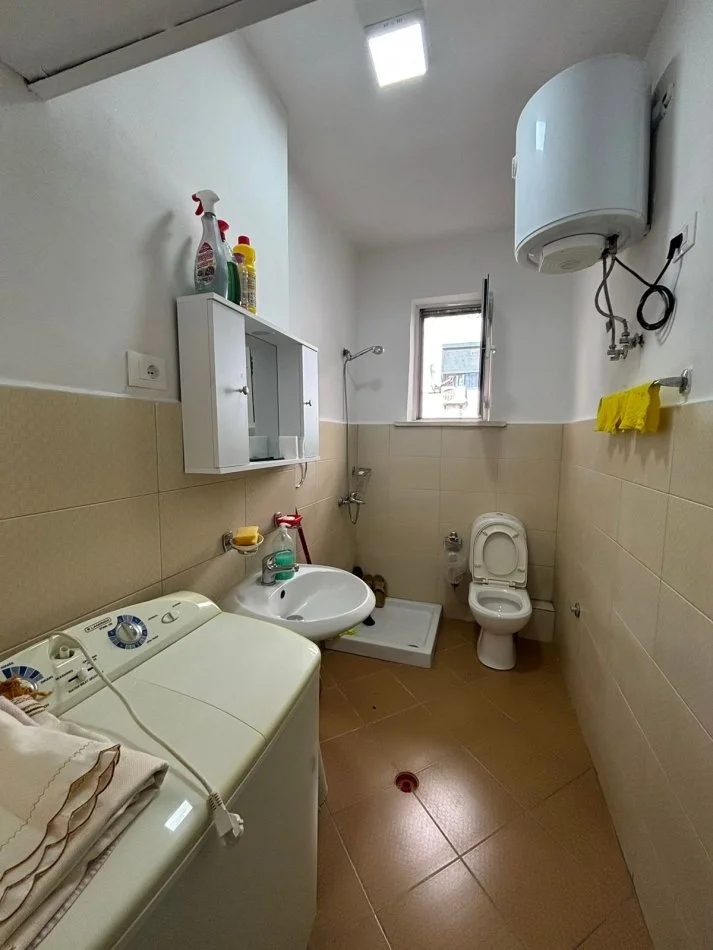 Tirane, jepet me qera apartament 2+1 Kati 5, 90 m² 600 € (Pran bar Bardh e Zi)