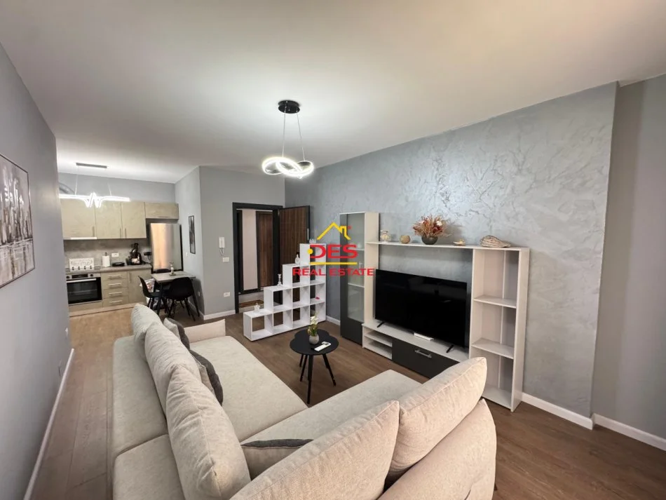 Vlore, jepet me qera apartament 1+1+Ballkon Kati 4, 70 m² 450 € (Rruga Murat Tërbaçi)