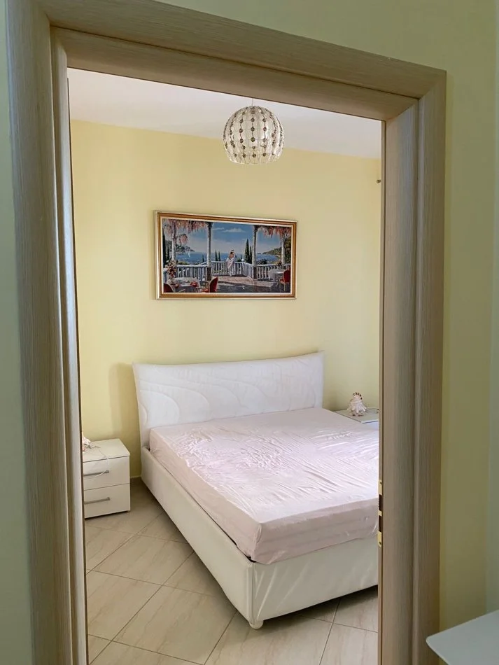 Tirane, jepet me qera apartament 2+1+2 Tualete+Ballkon , 600 € (Liqeni Thate)