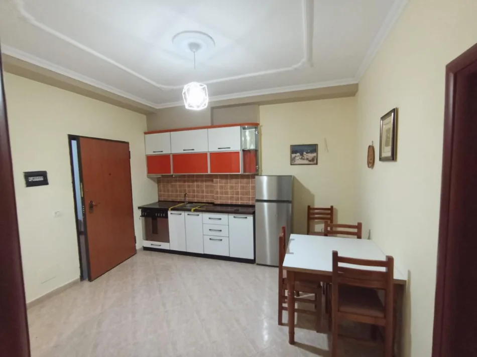 Durres, jepet me qera apartament 1+1 Kati 4, 75 m² 300 € (Rruga Pavaresia, Rrota Kuqe)