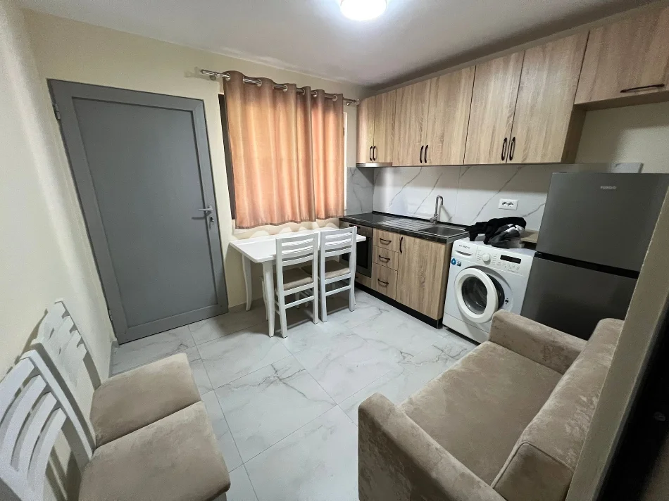 Tirane, jepet me qera apartament 1+1+Ballkon Kati 1, 40 m² 350 € (Shkolla e Bashkuar)