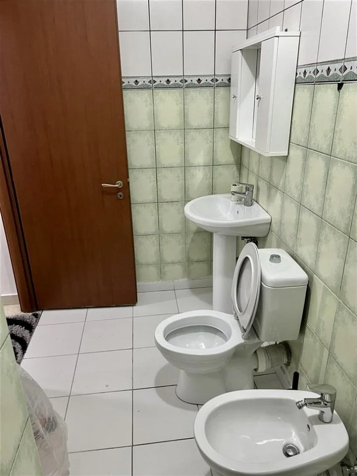 Tirane, jepet me qera apartament 2+1+Ballkon Kati 4, 98 m² 600 € (Rruga Tish Daija)