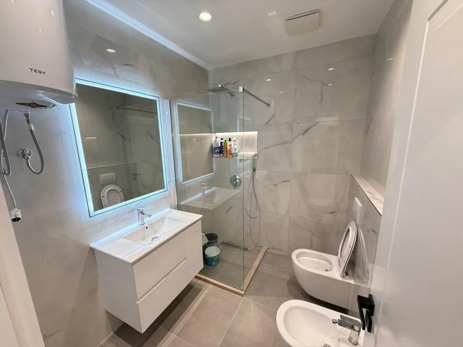 Tirane, jepet me qera apartament 1+1 Kati 4, 65 m² 650 € (Simon gjoni)