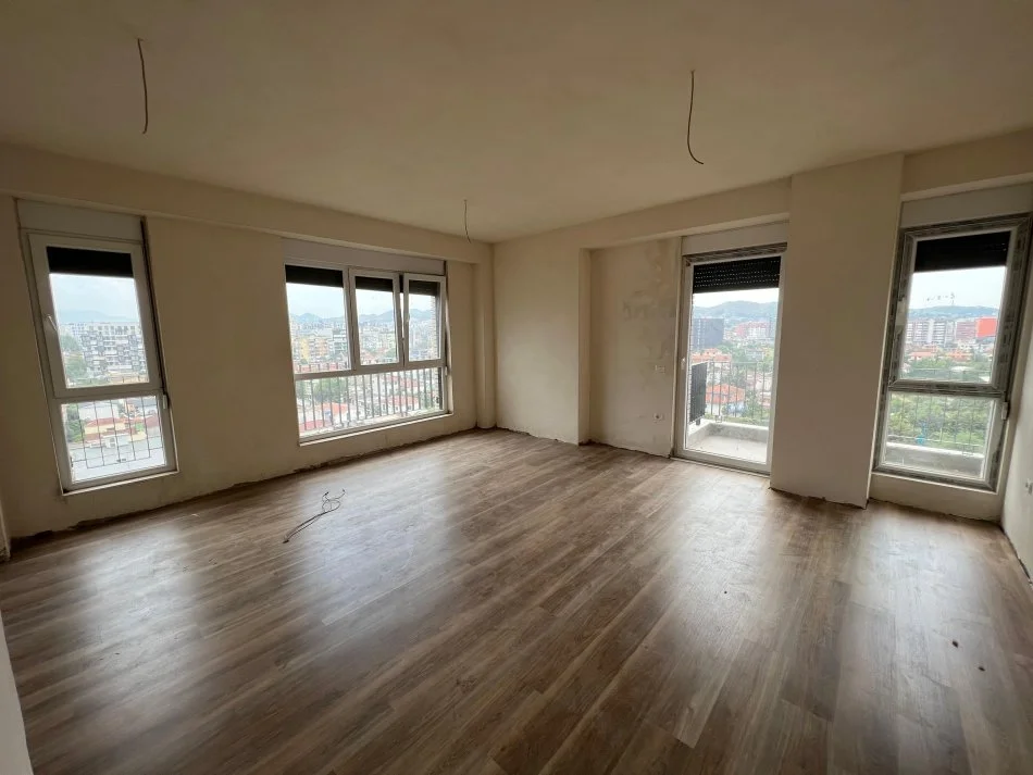 Tirane, jepet me qera apartament 3+1 Kati 8, 140 m² 600 € (Ish fusha e aviacionit)