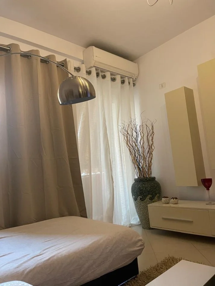 Tirane, jepet me qera apartament 2+1+Ballkon Kati 5, 96 m² 599 € (Ish parku i autobuzave pran kompleksit alba)