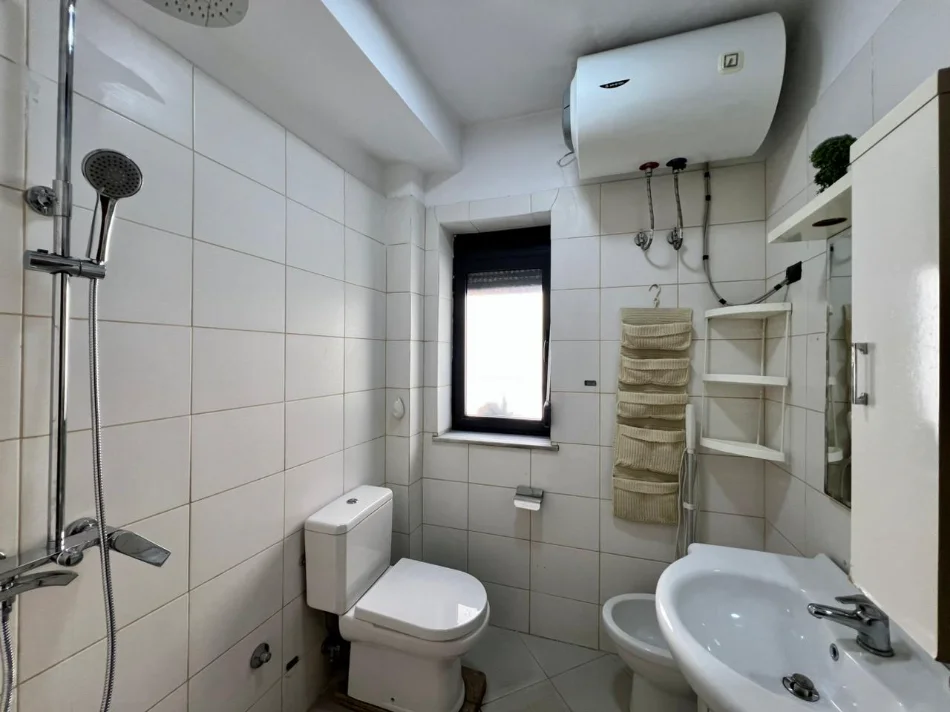 Tirane, jepet me qera apartament 1+1+Ballkon Kati 2, 60 m² 500 € (Ish Tregu Elektrik)