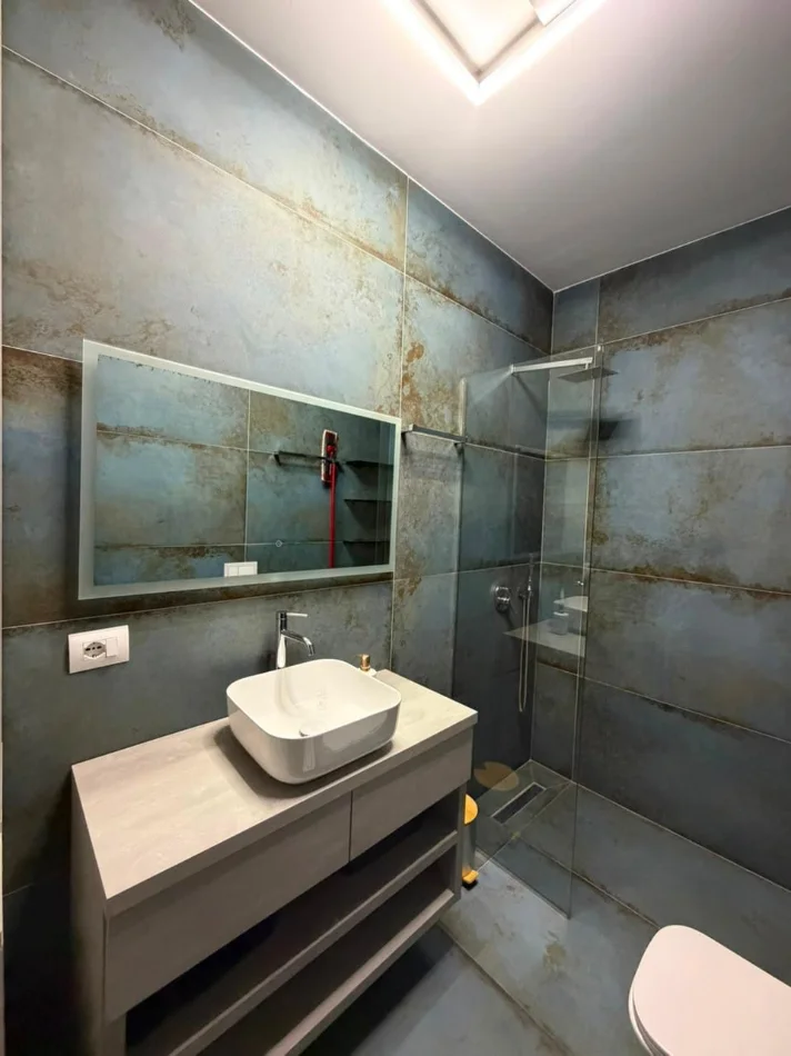 Tirane, jepet me qera apartament 3+1 Kati 14, 150 m² 2.700 € (Tirana garden building)