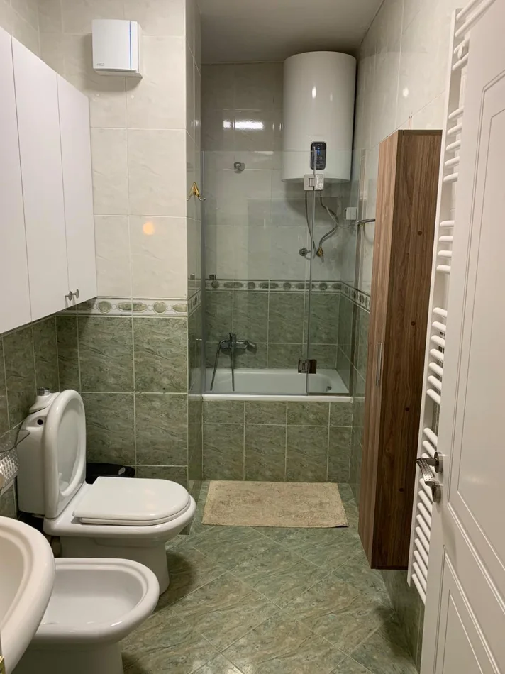 Tirane, jepet me qera apartament 1+1+Ballkon Kati 6, 75 m² 700 €