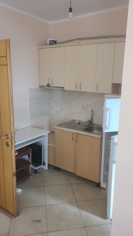 Tirane, jepet me qera garsonier Kati 3, 25 m² 250 € (Rruga Kristaq Capo)