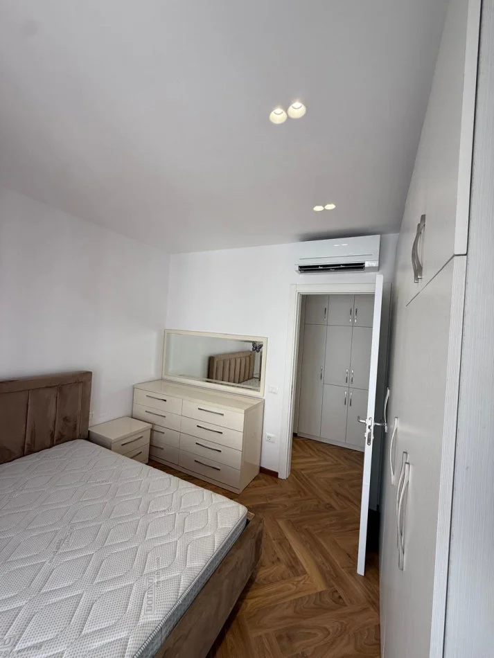 Tirane, jepet me qera apartament 2+1 Kati 3, 109 m² 1.000 € 