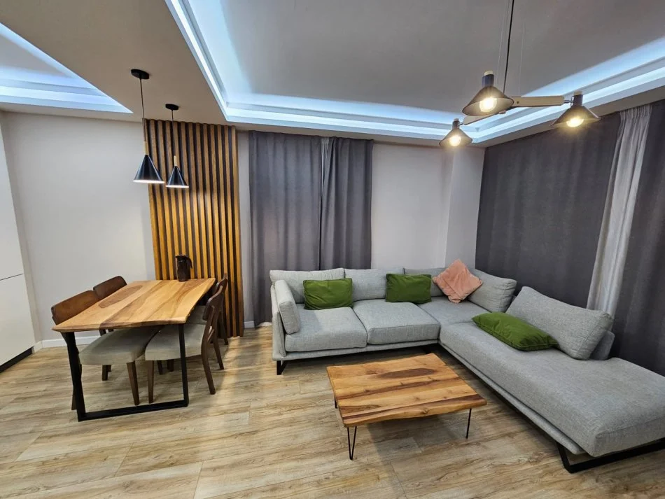 Fusha e aviacionit, jepet me qera apartament 2+1+2 +Ballkon Kati 6, 101 m² 680 € (Rruga e Dafinave)