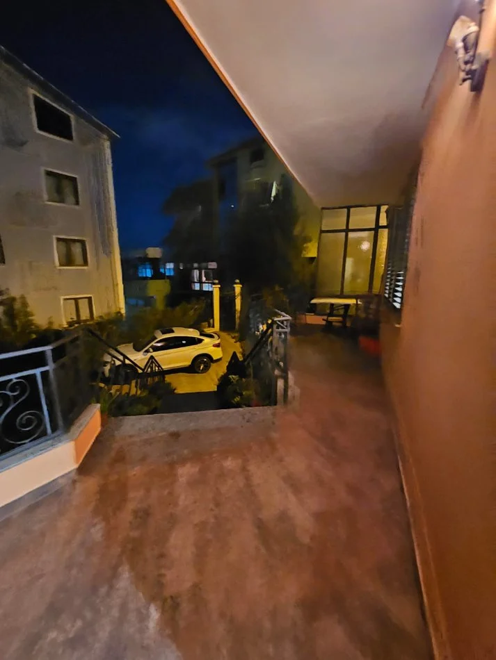 Tirane, jepet me qera apartament 3+1+Ballkon Kati 1, 130 m² 750 € 