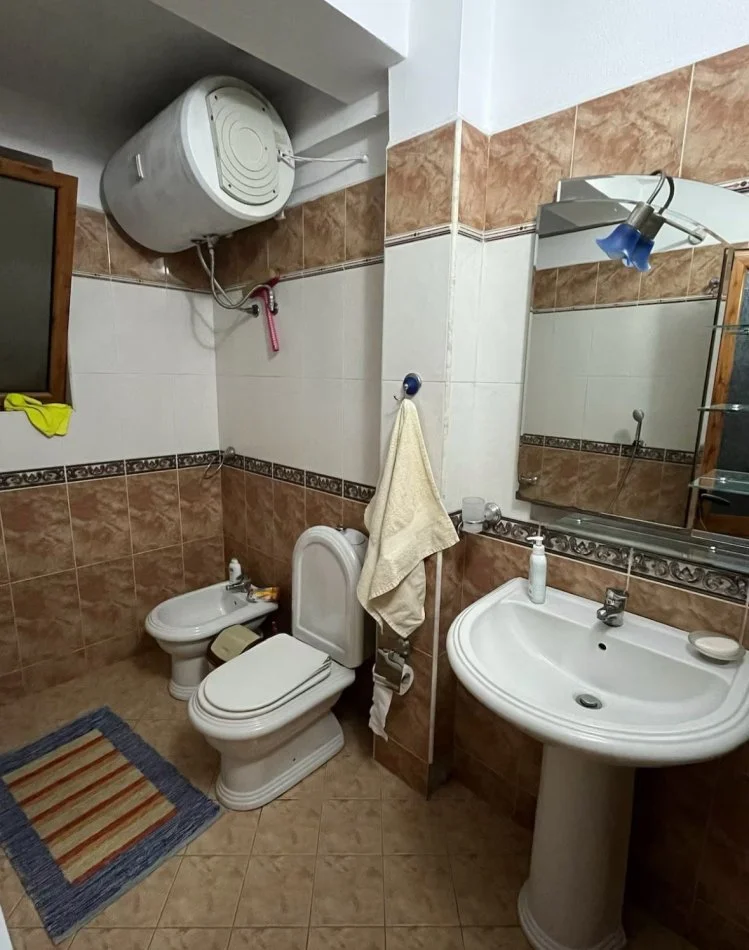 Tirane, jepet me qera apartament 2+1 Kati 2, 85 m² 700 € (21 dhjetori pran mozaikut)