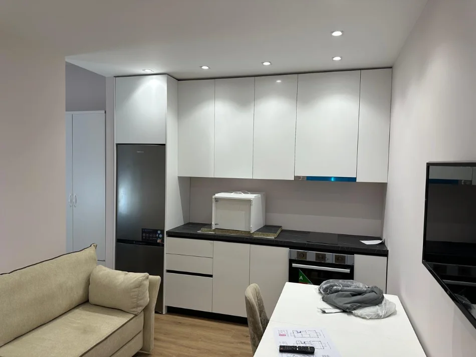 Tirane, jepet me qera apartament 1+1 Kati 1, 50 m² 300 € (Rezidenca Kaimi)
