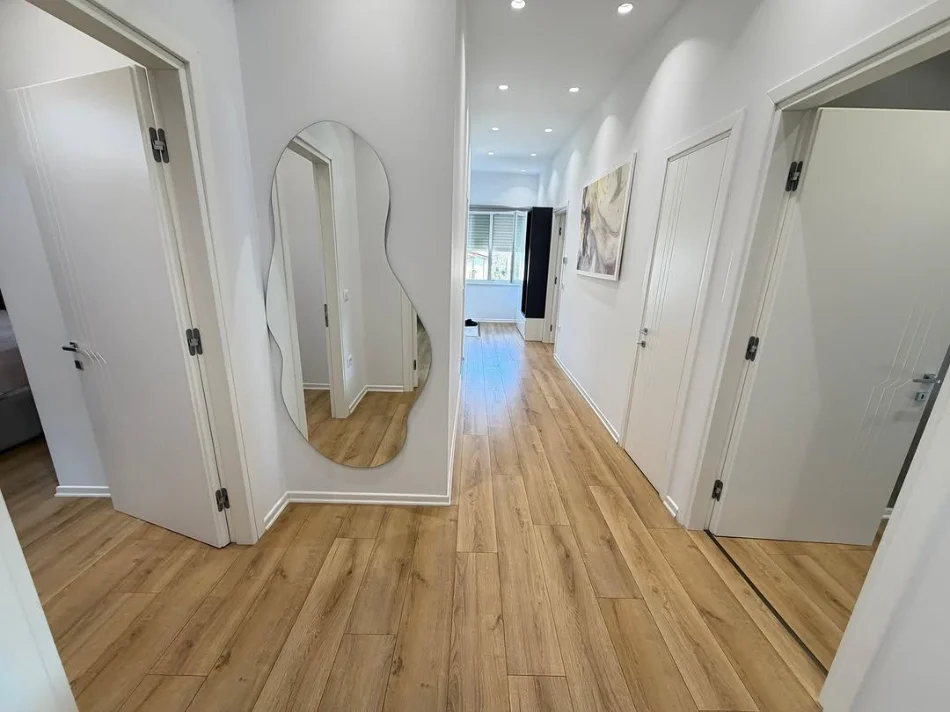 Tirane, jepet me qera apartament 2+1+Ballkon Kati 3, 122 m² 1.500 € (SECRET GARDEN)