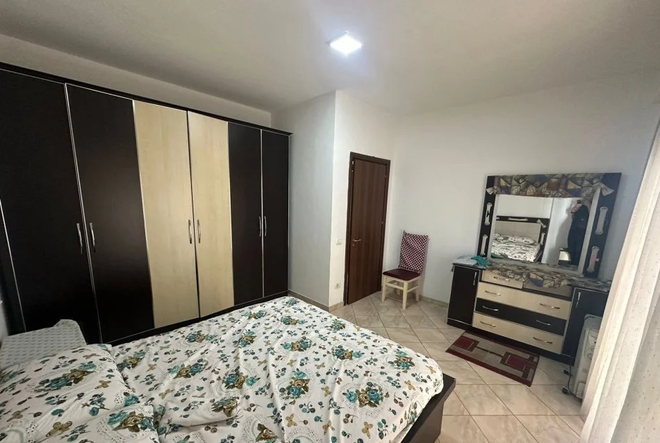 Tirane, jepet me qera apartament 2+1+Ballkon Kati 4, 140 m² 500 € (Rruga)