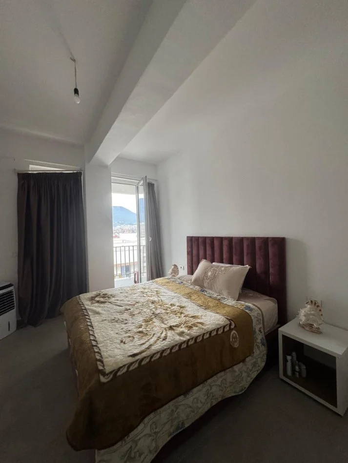 Tirane, jepet me qera apartament 2+1+Ballkon Kati 6, 90 m² 430 € (rruga 5 maj , pallatet e bashkise)