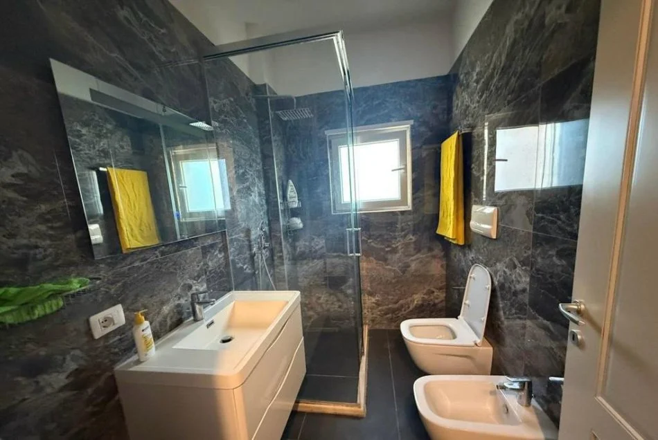 Tirane, jepet me qera Vile 3+1 Kati 1, 240 m² 2.100 € (TEG)