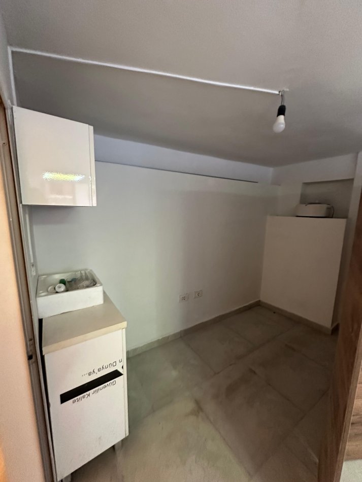 Tirane, jepet me qera ambjent biznesi Kati 0, 30 m² 300 € (ISH EKSPOZITA)