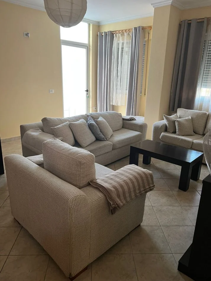 Tirane, jepet me qera apartament 1+1+Ballkon Kati 7, 70 m² 500 € (komuna e parisit)