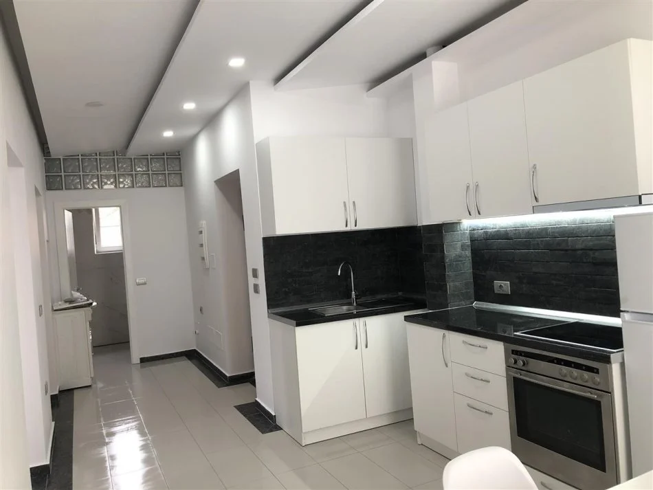 Tirane, jepet me qera apartament 2+1+Ballkon Kati 2, 75 m² 500 € (Brryli)