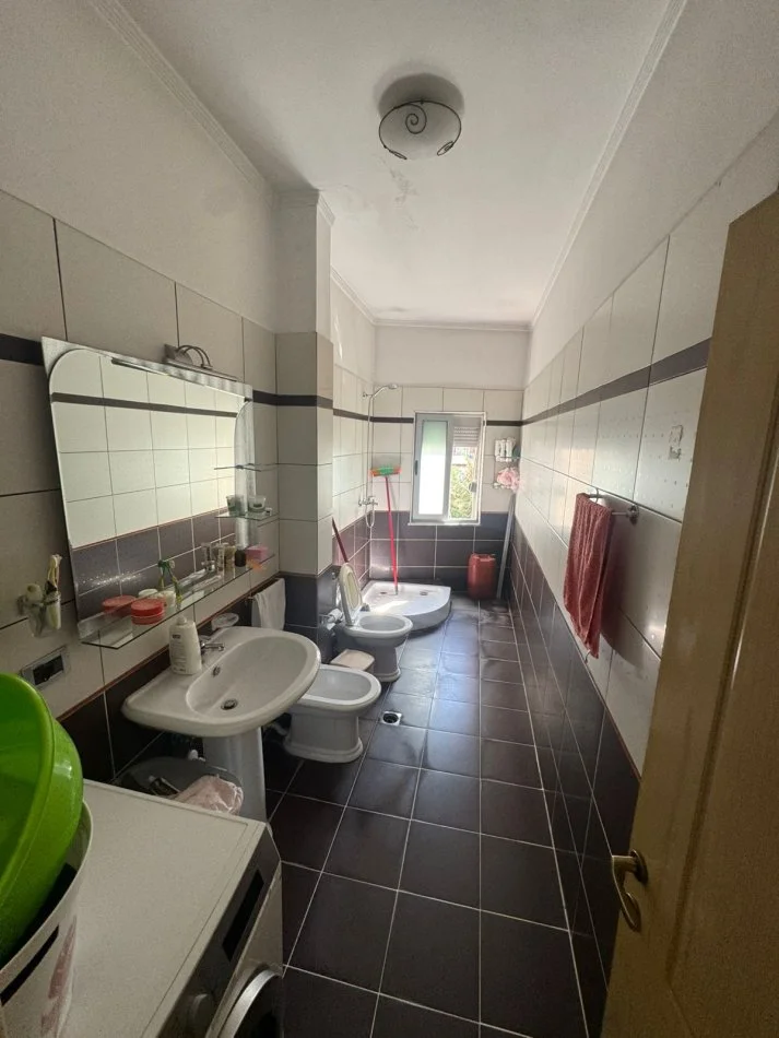 Tirane, jepet me qera apartament 1+1 , 135.000 € (Fresk,Rruga Dajtit)