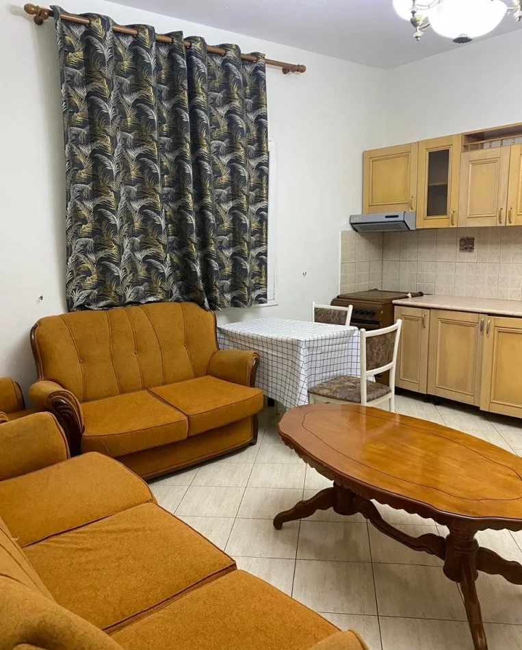 Tirane, jepet me qera apartament 1+1 Kati 1, 65 m² 360 €