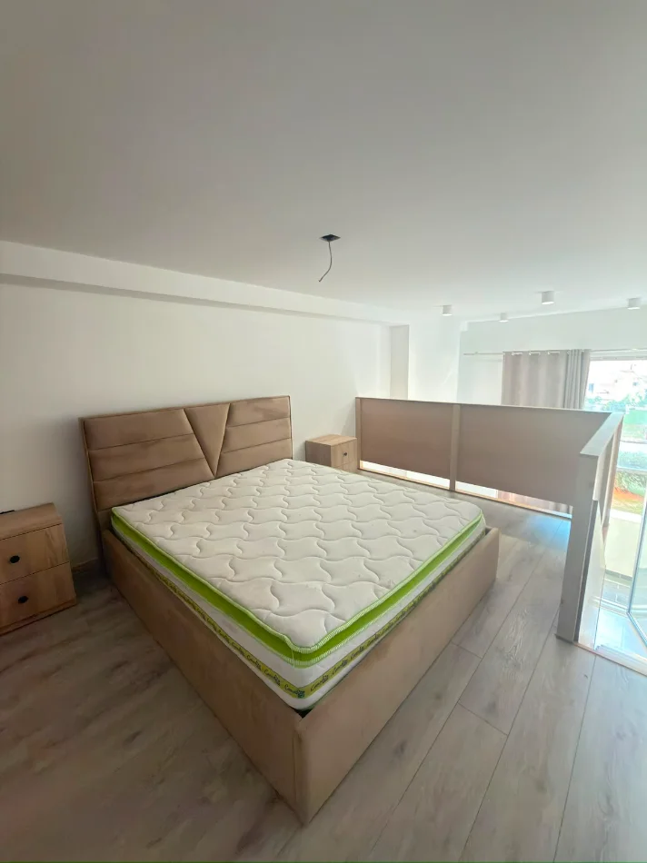Tirane, jepet me qera apartament duplex 1+1 Kati 1, 70 m² 400 € (Yzberisht)