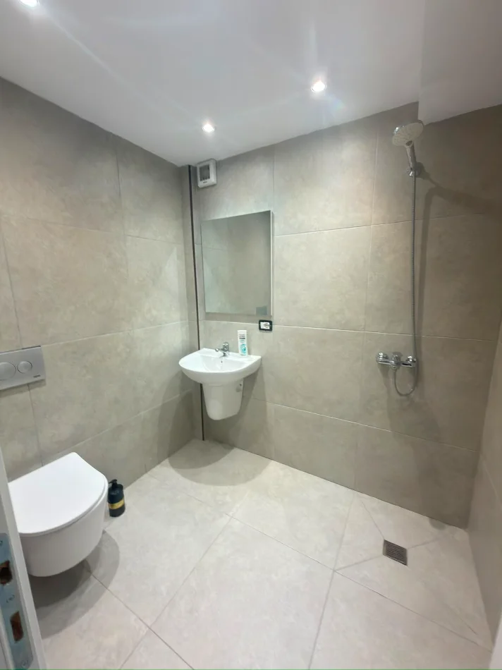Tirane, jepet me qera apartament duplex 1+1 Kati 1, 70 m² 400 € (Yzberisht)