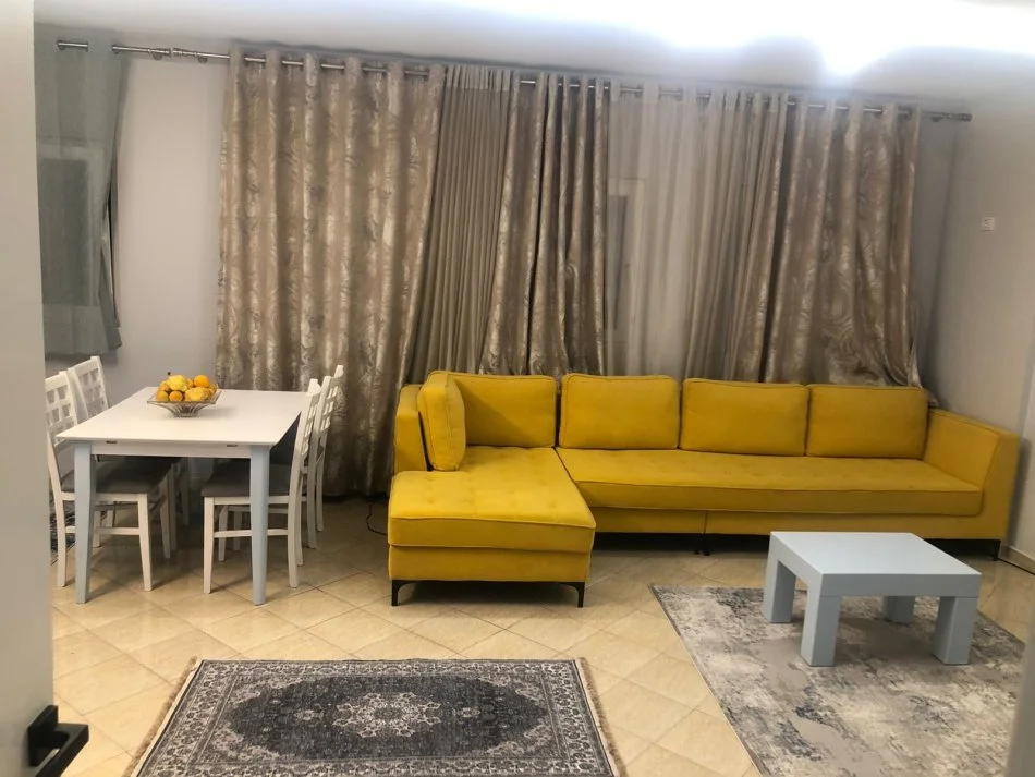 Tirane, jepet me qera apartament 2+1 Kati 3, 100 m² 650 € (Komuna e Parisit)