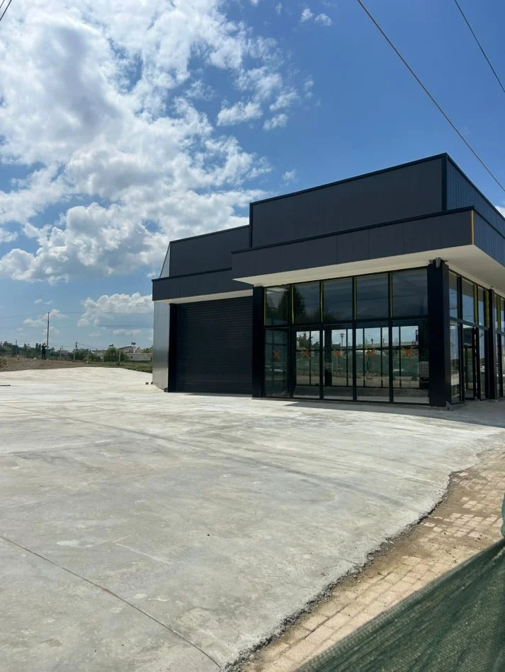 Tirane, jepet me qera magazine Kati 0, 1.400 m² 2.000 € (Bathore rr.Demokracia)