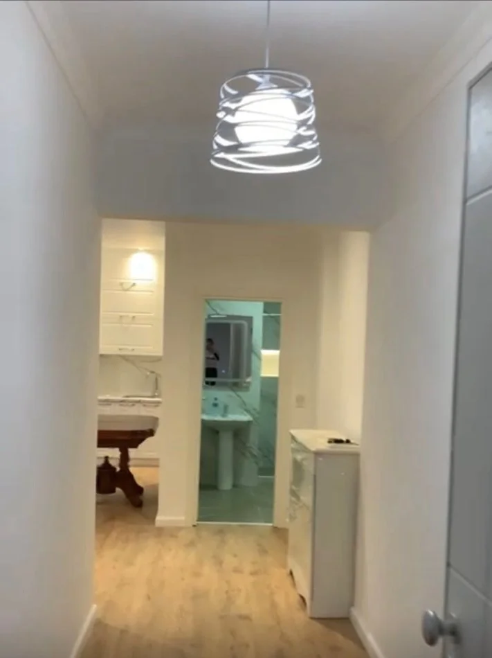 Tirane, jepet me qera apartament 1+1+Ballkon Kati 5, 75 m² 400 € (rruga Muhamed Deliu)