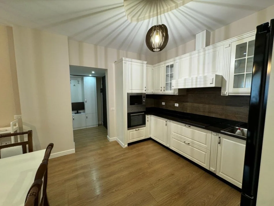 Tirane, jepet me qera apartament 1+1 Kati 1, 70 m² 650 € (Prane Hotel radison)