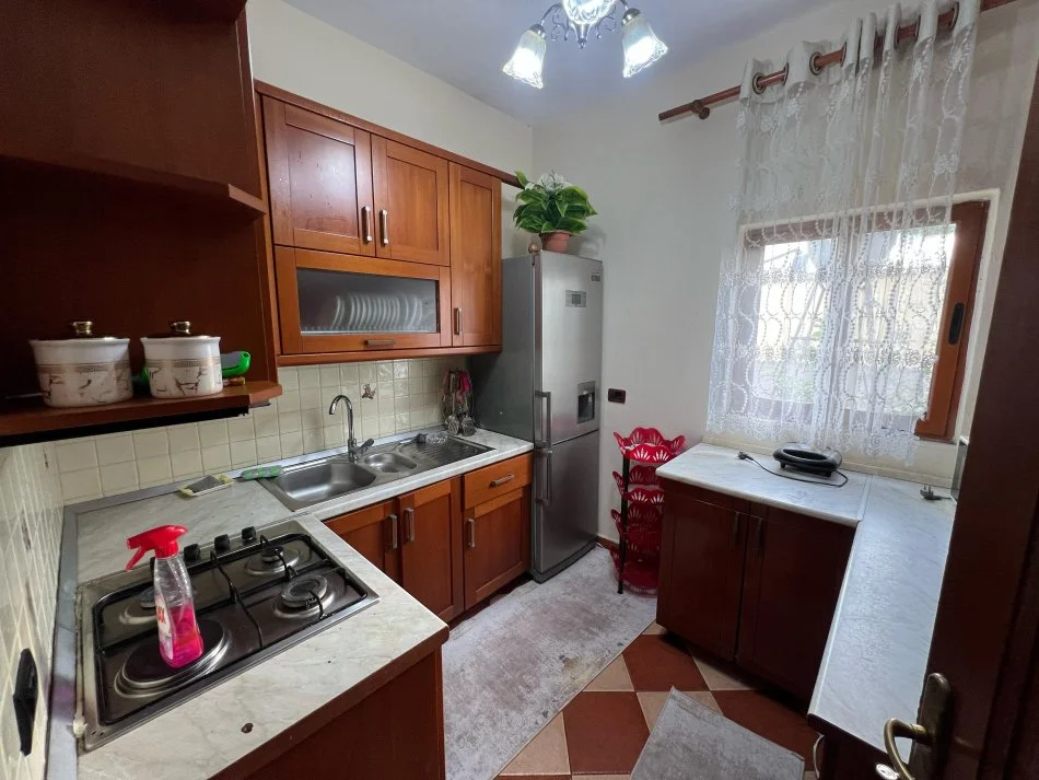 Tirane, jepet me qera apartament 2+1+Ballkon Kati 2, 100 m² 450 € (Allias)
